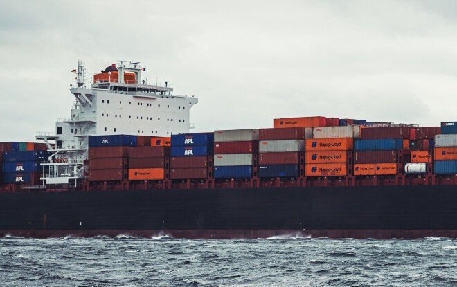Zee-waterbestendige etiketten in gebruik op containers op een containerschip