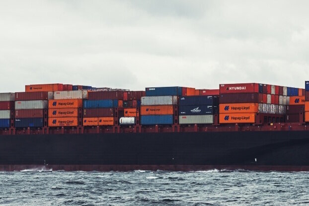 Zee-waterbestendige etiketten in gebruik op containers op een containerschip