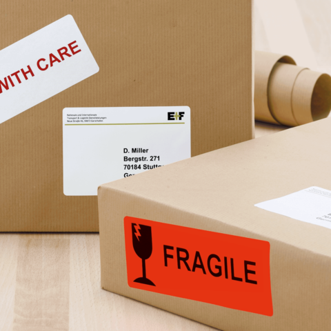 Paket mit Aufklebern "Vorsicht" und "Zerbrechlich", adressiert an D. Miller in Stuttgart, Deutschland.