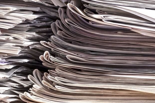 Afvalpapier in stapel, basismateriaal voor HERMA recyclinglabels, liggend formaat