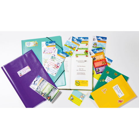 Bunte Schulmaterialien, darunter Notizbücher, Ordner und Aufkleber, liegen auf einem weißen Hintergrund.
