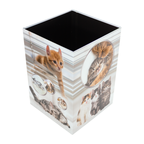 Mülleimer mit Bildern von verschiedenen Katzen in verschiedenen Posen und Farben auf der Außenseite.