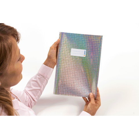 Eine Person hält einen holografischen Ordner mit einem weißen Etikett in der Hand. Der Ordner hat ein geometrisches Muster.