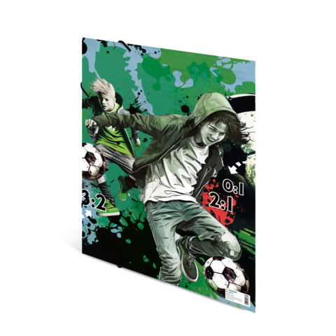 Zwei Kinder spielen Fußball, eines dribbelt den Ball, während das andere zuschaut. Bunte, grafische Elemente im Hintergrund.