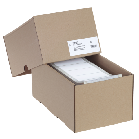 Braune Kartonbox mit einem offenen Deckel, die mehrere gestapelte Blätter oder Notizblöcke enthält. Ein Etikett ist sichtbar.