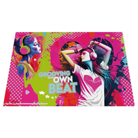 Zwei stilisierte Frauen mit Kopfhörern, die Musik genießen. Bunte, grafische Elemente und der Text „Grooving to my own beat“ sind sichtbar.