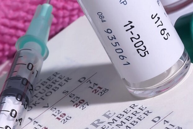 HERMA documentatie etiketten in gebruik op spuiten en vaccinflacons, liggend formaat