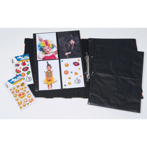 Ein Fotoalbum mit bunten Seiten, die Bilder von Kindern in Kostümen zeigen, sowie Aufkleberblätter mit verschiedenen Motiven.