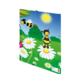 Bunte Illustration mit lächelnden Bienen, die über Wiesen mit Margeriten fliegen, unter einem sonnigen Himmel.