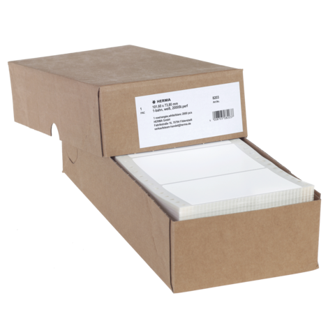 Eine geöffnete Kartonbox mit mehreren Blättern Papier, die ordentlich gestapelt sind. Auf der Box befindet sich ein Etikett mit Informationen.