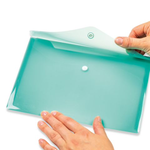 Eine Hand hält einen blauen, flachen Behälter mit einem abnehmbaren Deckel und einem kleinen weißen Knopf in der Mitte.