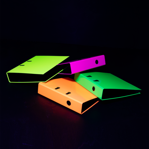 Felgekleurde mappen in neonkleuren (groen, roze, oranje) liggen op elkaar tegen een donkere achtergrond.