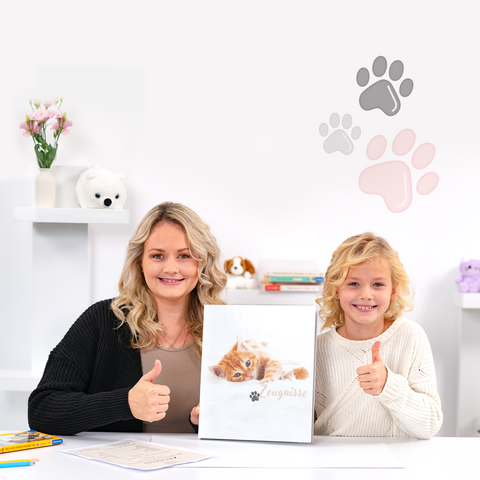 Een vrouw en een kind geven een duim omhoog terwijl ze een kattenboek vasthouden. Op de achtergrond zijn pootafdrukken en versieringen zichtbaar.
