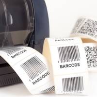 Rollabel met barcodeafdruk op de printer