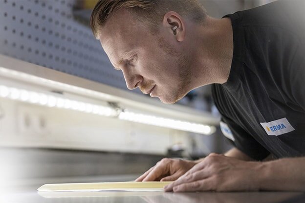 Medewerker bij de etikettencontrole