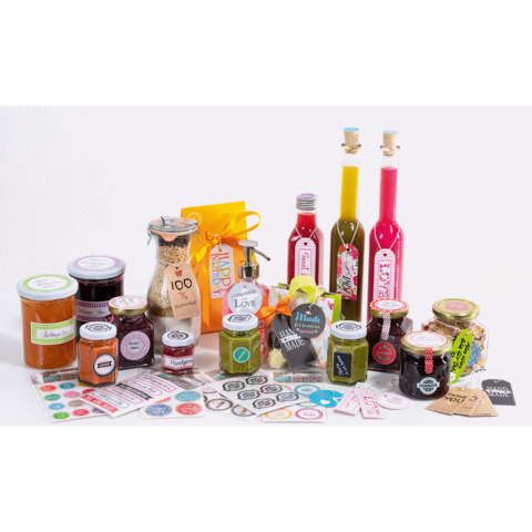 Eine Auswahl an Gläsern mit Marmelade, Sirup und Gewürzen, begleitet von bunten Etiketten und Verpackungen.