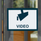 Schild mit einem Kamerasymbol und dem Wort "VIDEO", das auf eine Videoüberwachung hinweist.