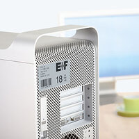 Zilveren inventarislabel op computer