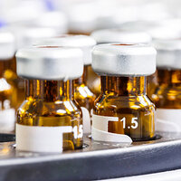 Labels in ronde kleefvorm op bruine medicijnflesjes