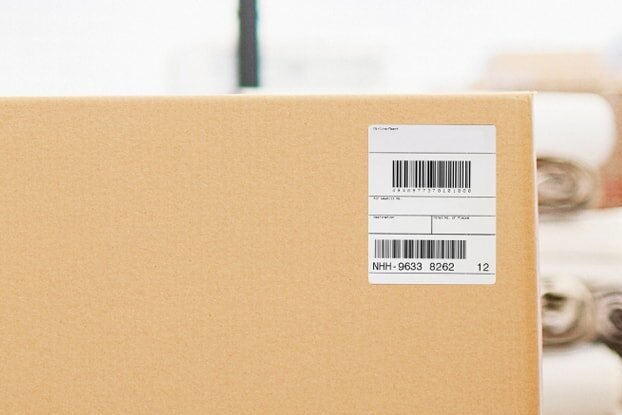 HERMA verzendlabels en transportlabels op kartons in de logistiek, liggend formaat