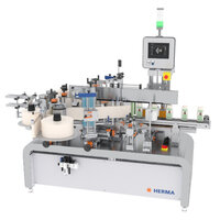 Automatische etiketteermachine met meerdere stations, uitgerust met een bedieningspaneel en verschillende houders voor flessen en etiketten.