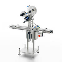 Etiketteermachine met transportband en twee rollen voor etiketten, uitgerust met een bedieningspaneel voor de bediening.