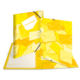 Gelbe Postmappe mit einem Muster aus Briefumschlägen, geöffnet und auf einem Tisch liegend, zeigt Platz für Dokumente.