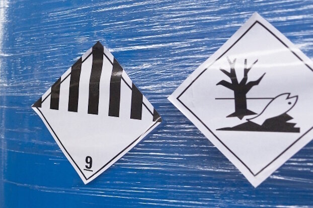 Gevarenaftels op pallet-stretchfolie, afbeelding voor gevarenlabel, liggend formaat