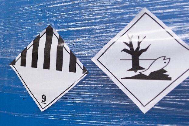 Gevarenaftels op pallet-stretchfolie, afbeelding voor gevarenlabel, liggend formaat