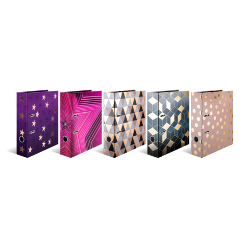 Drei Ordner in verschiedenen Designs: ein silberner mit geometrischem Muster, ein schwarzer mit Dreiecken und ein rosa mit goldenen Punkten.