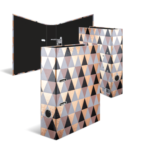 Ein dreidimensionaler Ordner mit einem geometrischen Muster aus dreieckigen Formen in verschiedenen Farben, einschließlich Schwarz, Beige und Braun.