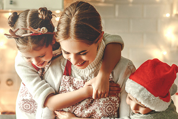 Kerstknutselen, mama met twee kinderen