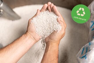 Handen met PE-recyclaat, voor HERMA PE-folieetiketten (soortspecifieke recycling)