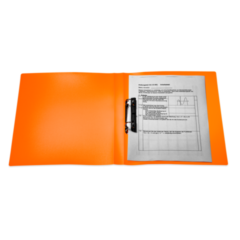 Ein offener orangefarbener Ordner mit einem Dokument, das Informationen und Tabellen enthält.