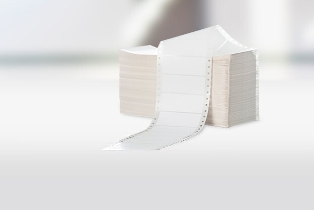Blanco etiketten: Stapel met HERMA vouwetiketten, ook wel computeretiketten of perforatie etiketten genoemd, liggend formaat.