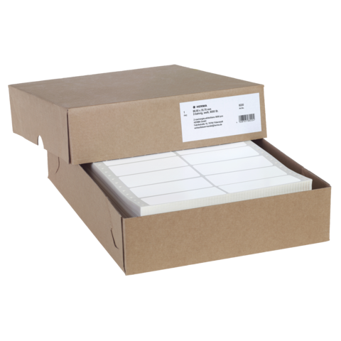 Braune Kartonbox mit einem offenen Deckel, die mehrere Stapel weißer Blätter enthält. Ein Etikett auf der Box ist sichtbar.