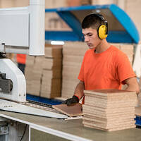Medewerker aan een zaag in de meubelproductie