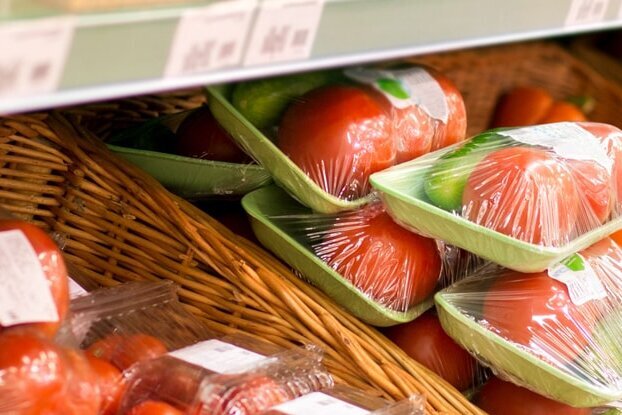 Fruitrek in de levensmiddelenhandel, productlabeling op fruit- en groentepakketten met HERMA etiketten, liggend formaat.