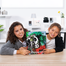 Twee meisjes houden een voetbalrapport met een grafiek en de score 3:2 vast. Ze zitten aan een tafel in een lichte kamer.