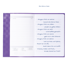 Ein offenes Notizbuch mit handschriftlichem Text über eine kleine Hexe und verschiedene Aktivitäten am Morgen.