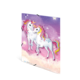 Zwei Einhörner mit bunten Mähnen stehen vor einem lila-himmelartigen Hintergrund mit Sternen und Glitzer.