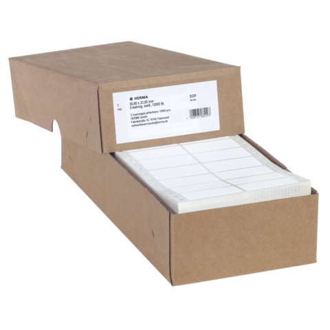 Eine offene Kartonbox mit gestapelten Etiketten, die zur Beschriftung verwendet werden können. Die Box enthält mehrere Blätter.