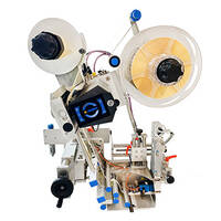 Een etiketteermachine met twee rollen, een bedieningspaneel en verschillende mechanische componenten voor de automatische etikettering van producten.