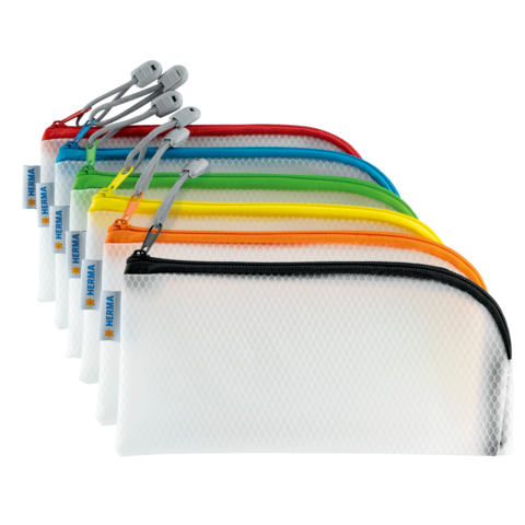 Bunte, durchsichtige Federmäppchen in verschiedenen Farben, angeordnet in einer Reihe, mit Reißverschlüssen und einem kleinen Anhänger.