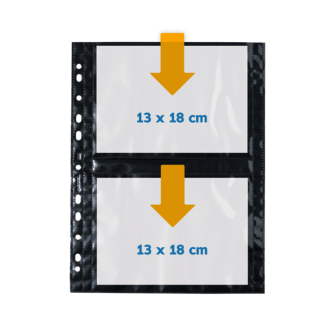 Schwarzes Fotohüllenblatt mit zwei transparenten Taschen für Fotos in der Größe 13 x 18 cm, mit Pfeilen, die die Einführrichtung anzeigen.