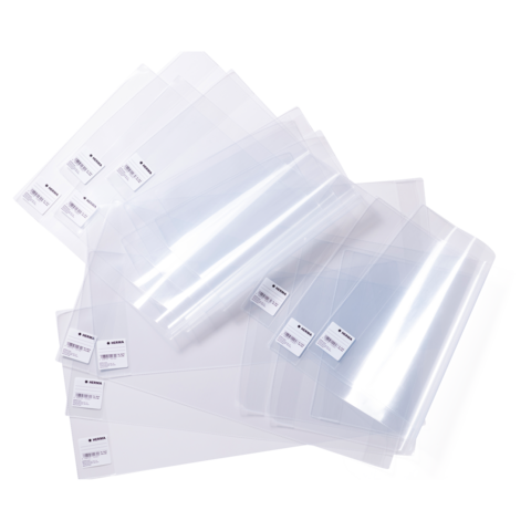 Eine Ansammlung von transparenten Kunststoffhüllen in verschiedenen Größen, teilweise mit Etiketten versehen.