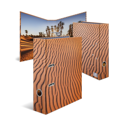 Ein dreidimensionales Display mit Wüstensandmuster und Palmen im Hintergrund, das eine natürliche Landschaft darstellt.