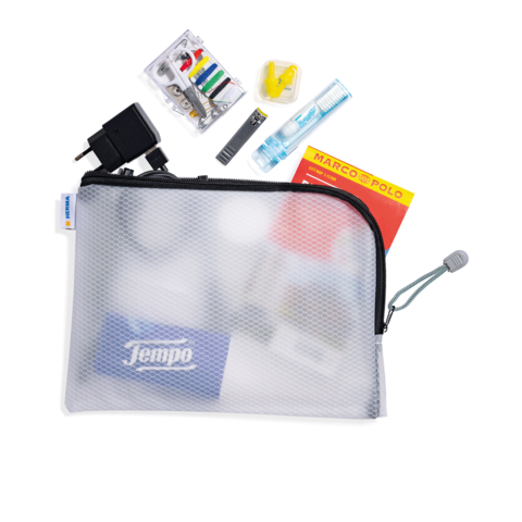 Transparente Tasche mit verschiedenen Reiseutensilien, darunter ein Ladegerät, Hygieneartikel und eine Karte von Marco Polo.