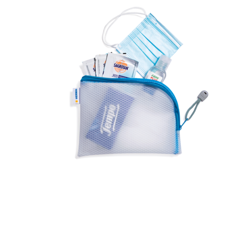 Ein durchsichtiger Beutel mit einem Desinfektionsmittel, mehreren Masken, Feuchttüchern und einem kleinen Karton.