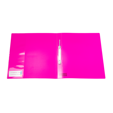Ein leuchtend pinkfarbener Ordner mit einer transparenten Tasche und einem Stift, geöffnet und auf einer neutralen Oberfläche platziert.